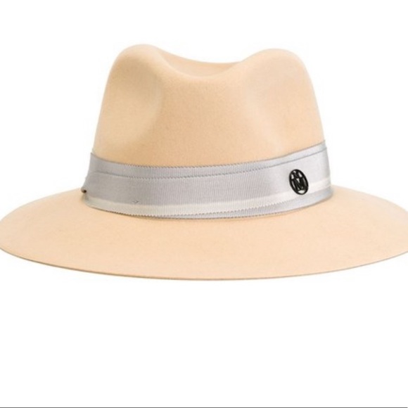 Great condition sunglasses and hat ! 👌😍 - Picture 1 of 3